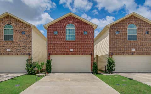 Photo of 624 E 39th Street, Houston, TX 77022 (MLS # 10111628)