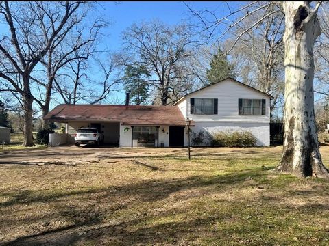Homes For Sale - 2500 E Houston Avenue<br/> Houston County, Crockett, TX 75835
