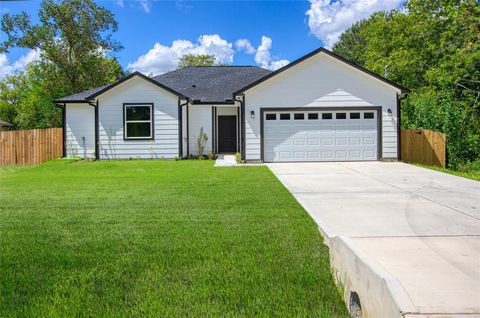 Photo of 13012 Green Valley Drive, Rosharon, TX 77583 (MLS # 82131366)