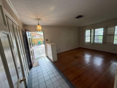 Photo of 7007 Edgemoor Drive, Houston, TX 77074 (MLS # 8836533)
