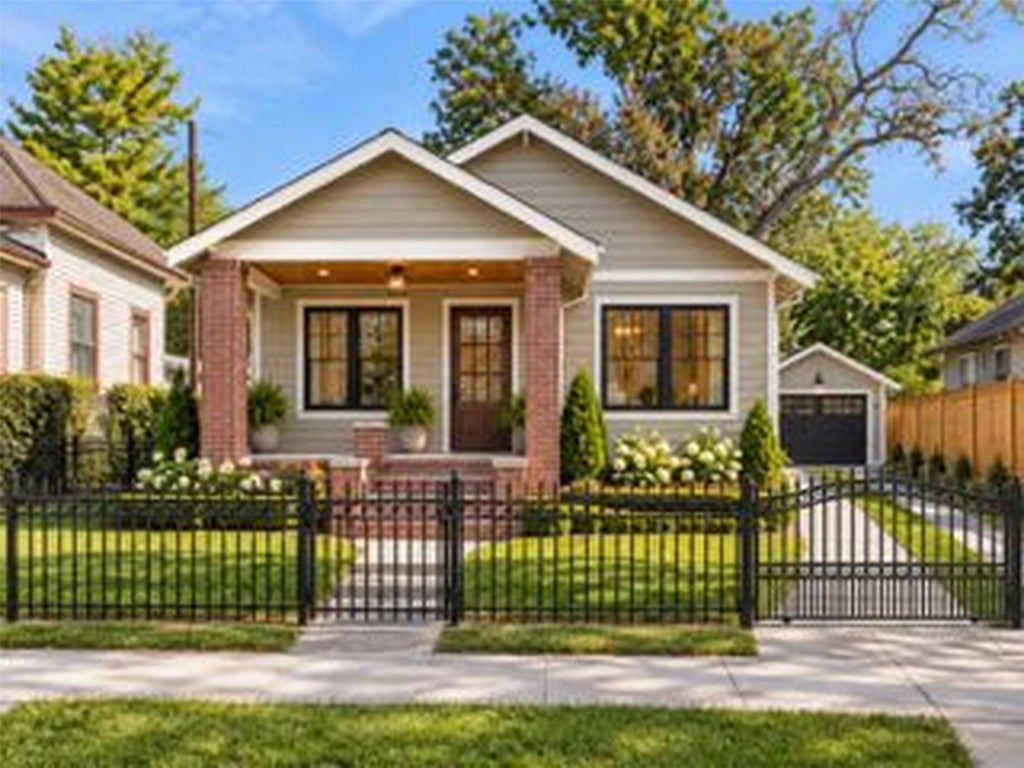 Photo of 1224 Studewood Street, Houston, TX 77008 (MLS # 80688114)