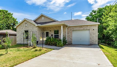 1111 12th 1/2 Street N Texas City TX 77590