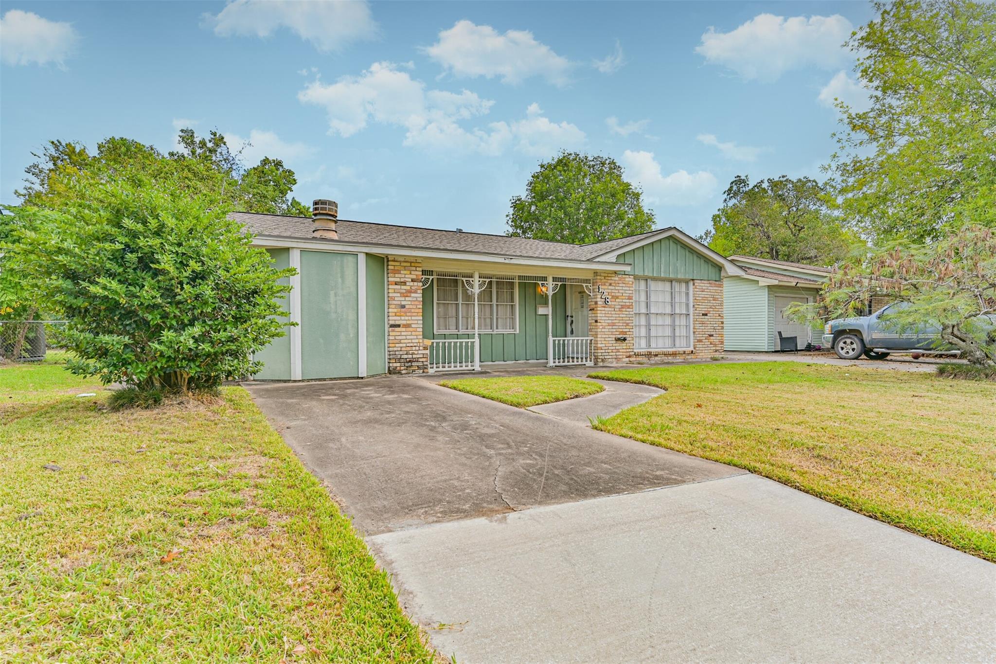 128 Forest Oaks Lane