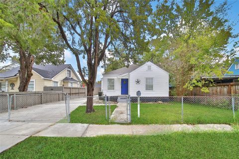 Photo of 7707 Arberry Street, Houston, TX 77012 (MLS # 81533934)