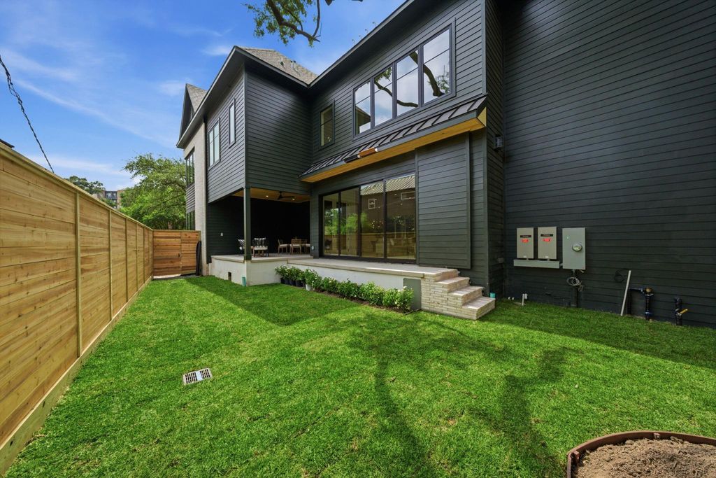 Photo of 2612 Greenleaf Street, Houston, TX 77009 (MLS # 65984026)