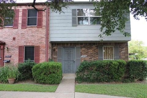 Townhouse For Sale - 7919 Grove Ridge Drive<br/> Houston, TX 77061