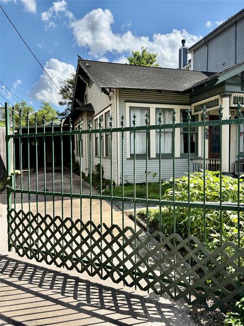 Photo of 1407 Nevada Street, Houston, TX 77006 (MLS # 41665555)