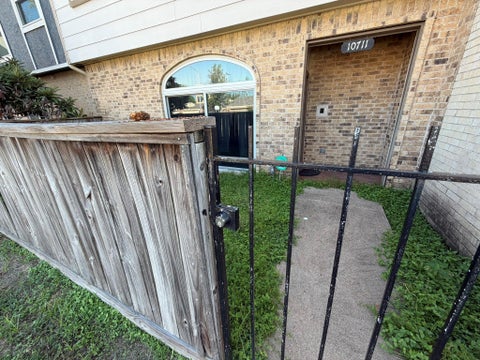 Townhouse For Sale - 10711 Sandpiper Drive #154<br/> Houston, TX 77096