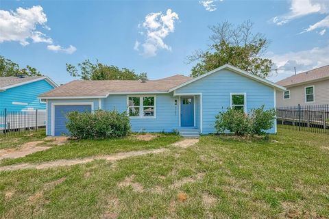 Photo of 4702 Majestic Street, Houston, TX 77026 (MLS # 4100228)