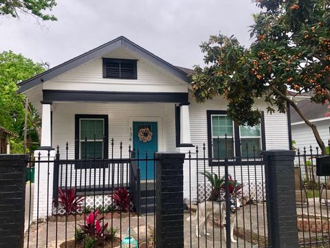 Photo of 134 N Everton Street, Houston, TX 77003 (MLS # 7401248)