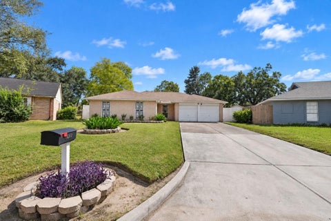 Photo of 4903 Macridge Boulevard, Houston, TX 77053 (MLS # 92323406)