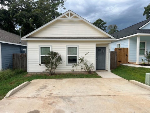 Photo of 826 Omeara, Montgomery, TX 77316 (MLS # 12303939)