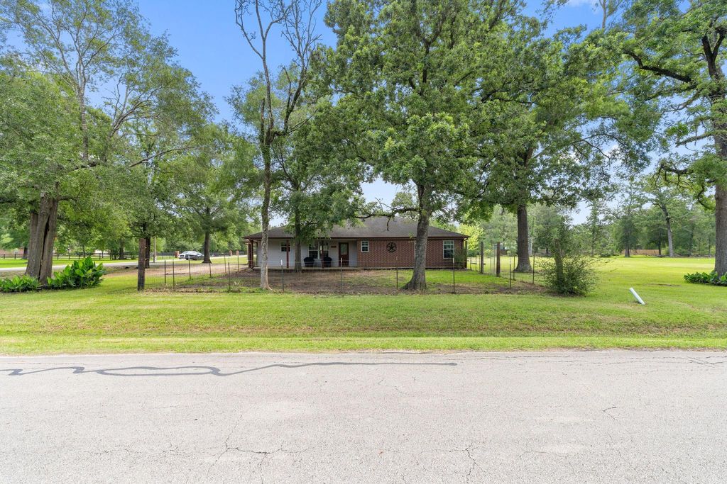 Photo of 445 Woolridge Dr Drive, Conroe, TX 77301 (MLS # 66561765)
