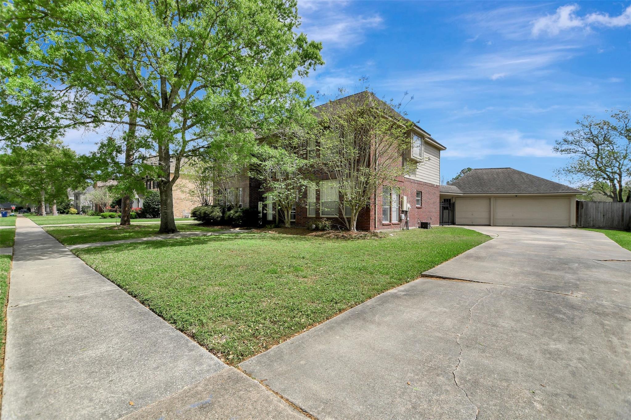 1209 Twin Oaks Street