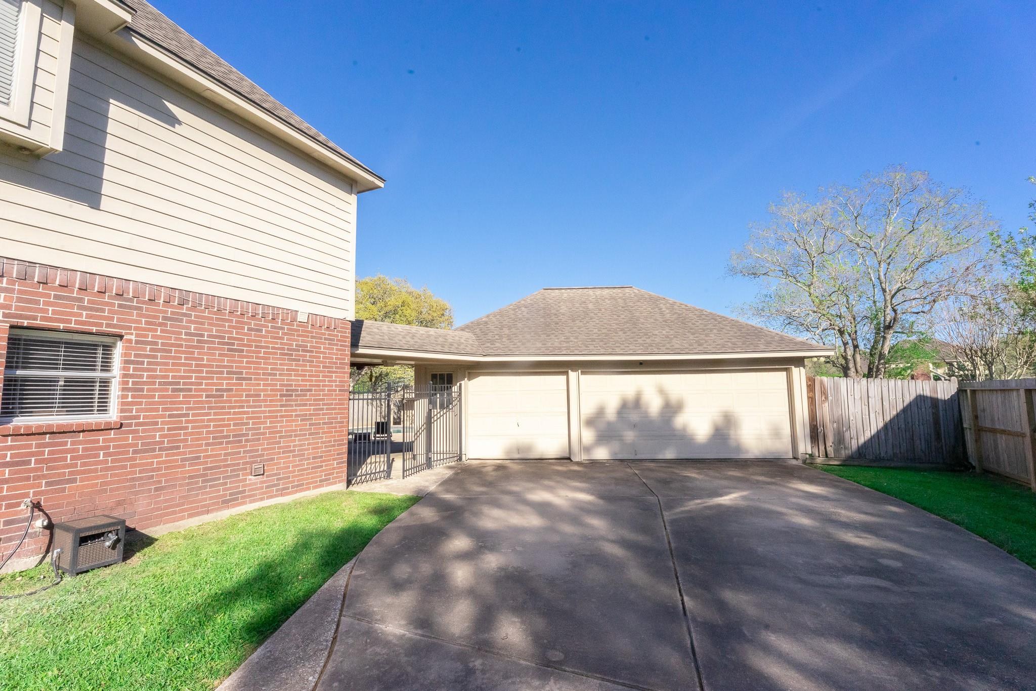1209 Twin Oaks Street