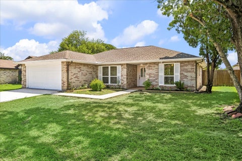 Photo of 10111 Limewood Lane, Sugar Land, TX 77498 (MLS # 84983515)