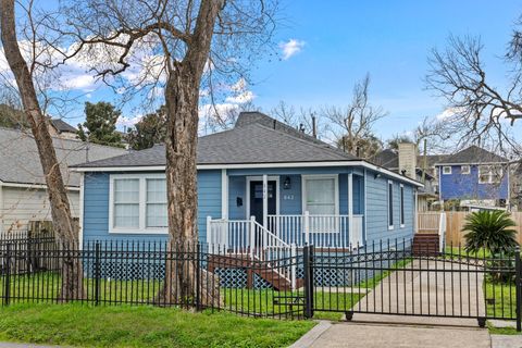 Photo of 842 E 29th Street, Houston, TX 77009 (MLS # 34854103)