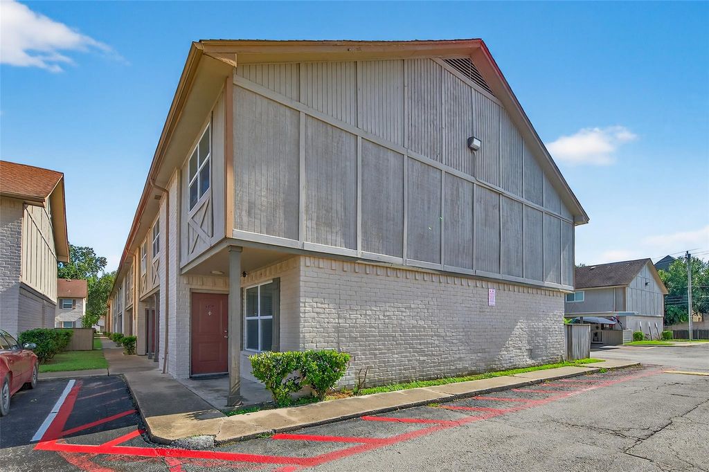 Photo of 1701 Upland Drive #184, Houston, TX 77043 (MLS # 70916039)