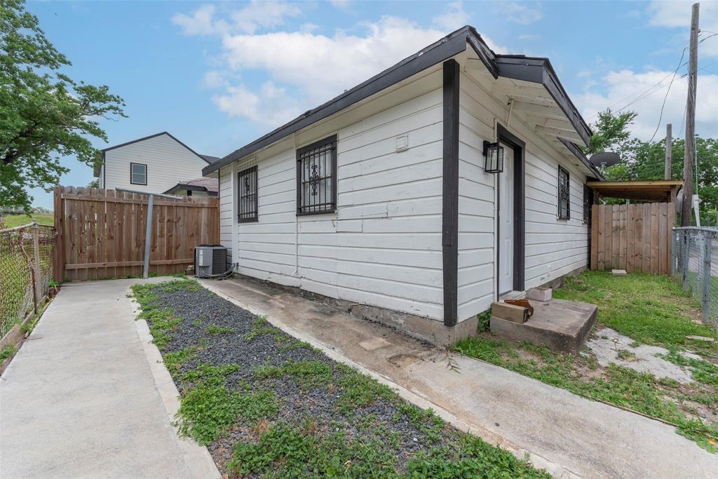 Photo of 1209 Cabell St Street, Houston, TX 77022 (MLS # 11884373)