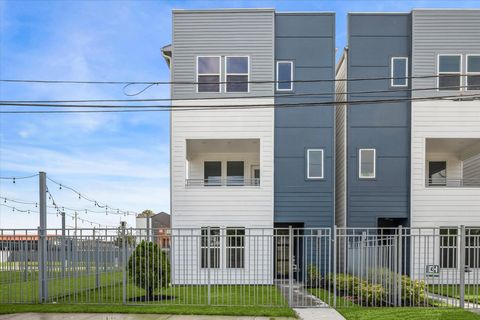Photo of 1808 Elysian Street, Houston, TX 77026 (MLS # 12540178)