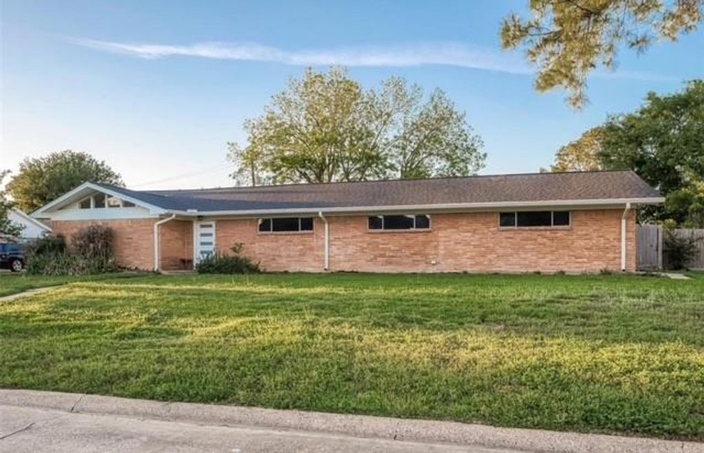 Photo of 4800 Country Club View Vw, Baytown, TX 77521 (MLS # 88074993)