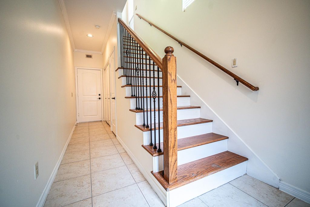 Photo of 3119 Fairdale Oaks E, Houston, TX 77057 (MLS # 82182878)