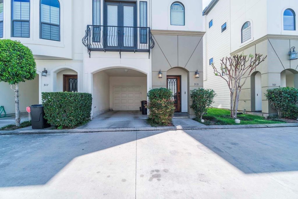 Photo of 3119 Fairdale Oaks E, Houston, TX 77057 (MLS # 82182878)