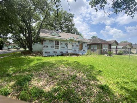Homes For Sale - 1705 Bolivar Street<br/> Jefferson County, Beaumont, TX 77701