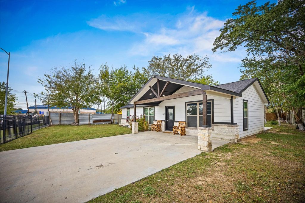 Photo of 9107 Lake Park Drive, Houston, TX 77078 (MLS # 18091583)