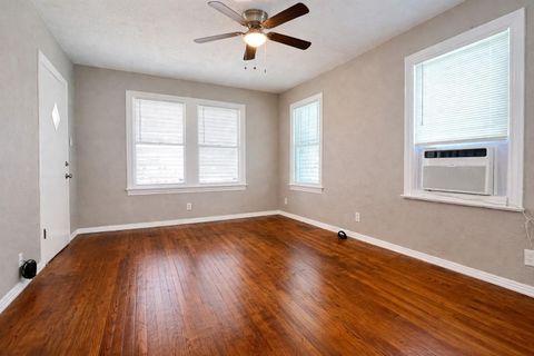 Tiny photo for 4917 Avenue R 1/2, Galveston, TX 77551 (MLS # 46470433)