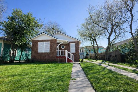 Photo of 4917 Avenue R 1/2, Galveston, TX 77551 (MLS # 46470433)