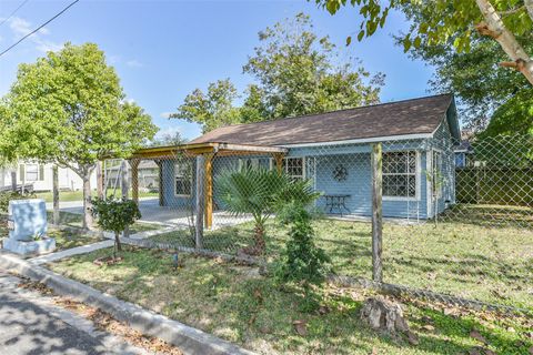 Photo of 900 N 8th Street, Baytown, TX 77520 (MLS # 73852564)