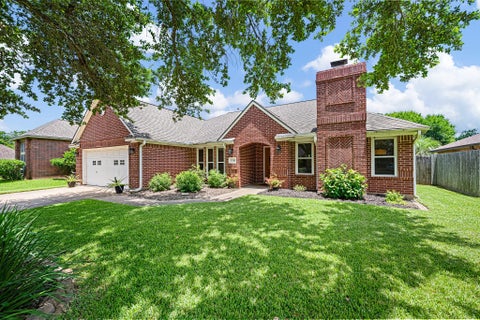 Photo of 116 Zinnia Street, Lake Jackson, TX 77566 (MLS # 77918600)