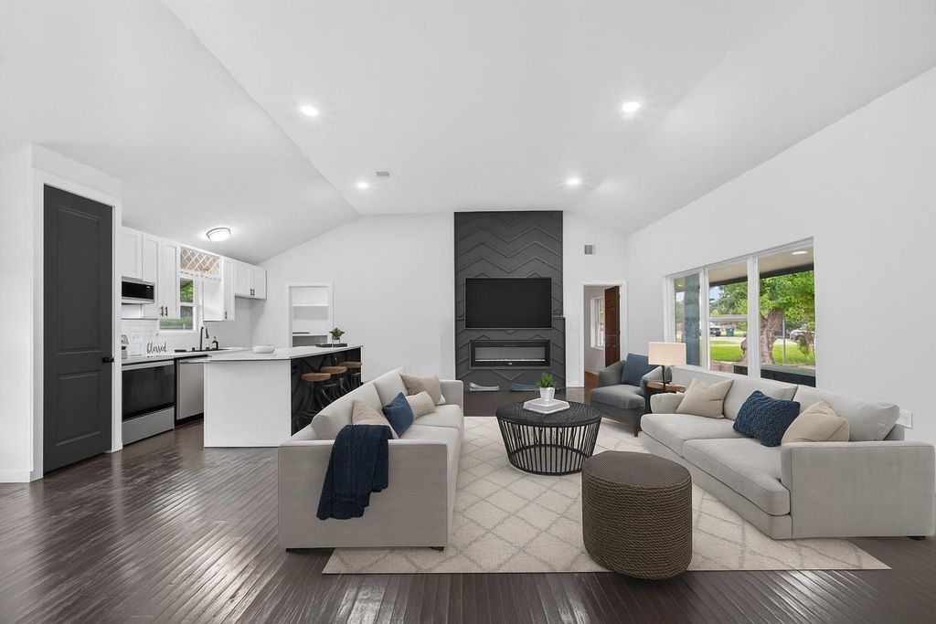 Photo of 209 Leago Street, Houston, TX 77022 (MLS # 71936105)