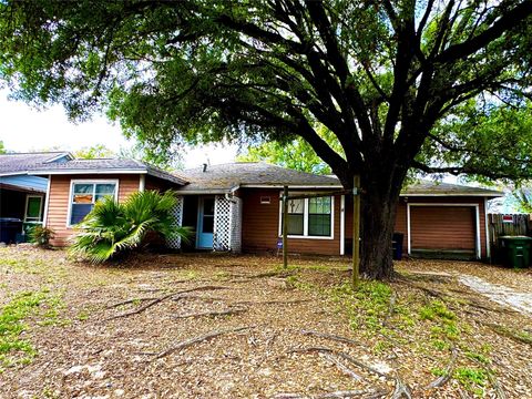 Homes For Sale - 4105 Ella Boulevard<br/> Houston, TX 77018