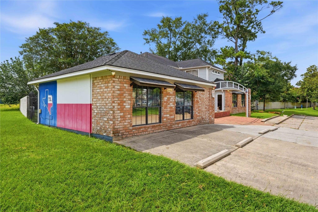 Photo of 13700 Lakewood Forest Drive, Houston, TX 77070 (MLS # 25838854)