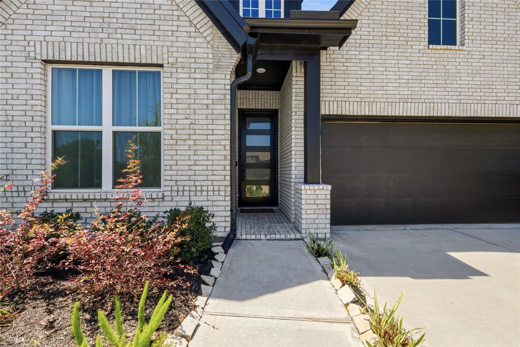 1223 Rolling Crest Drive