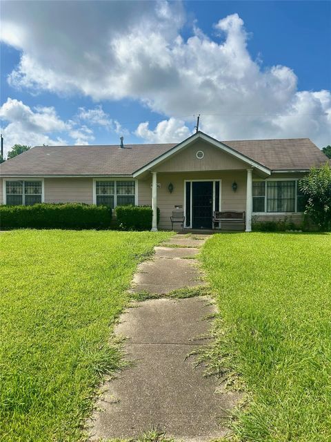 Photo of 4906 Meadow Park Dr Dr, Houston, TX 77048 (MLS # 21072912)
