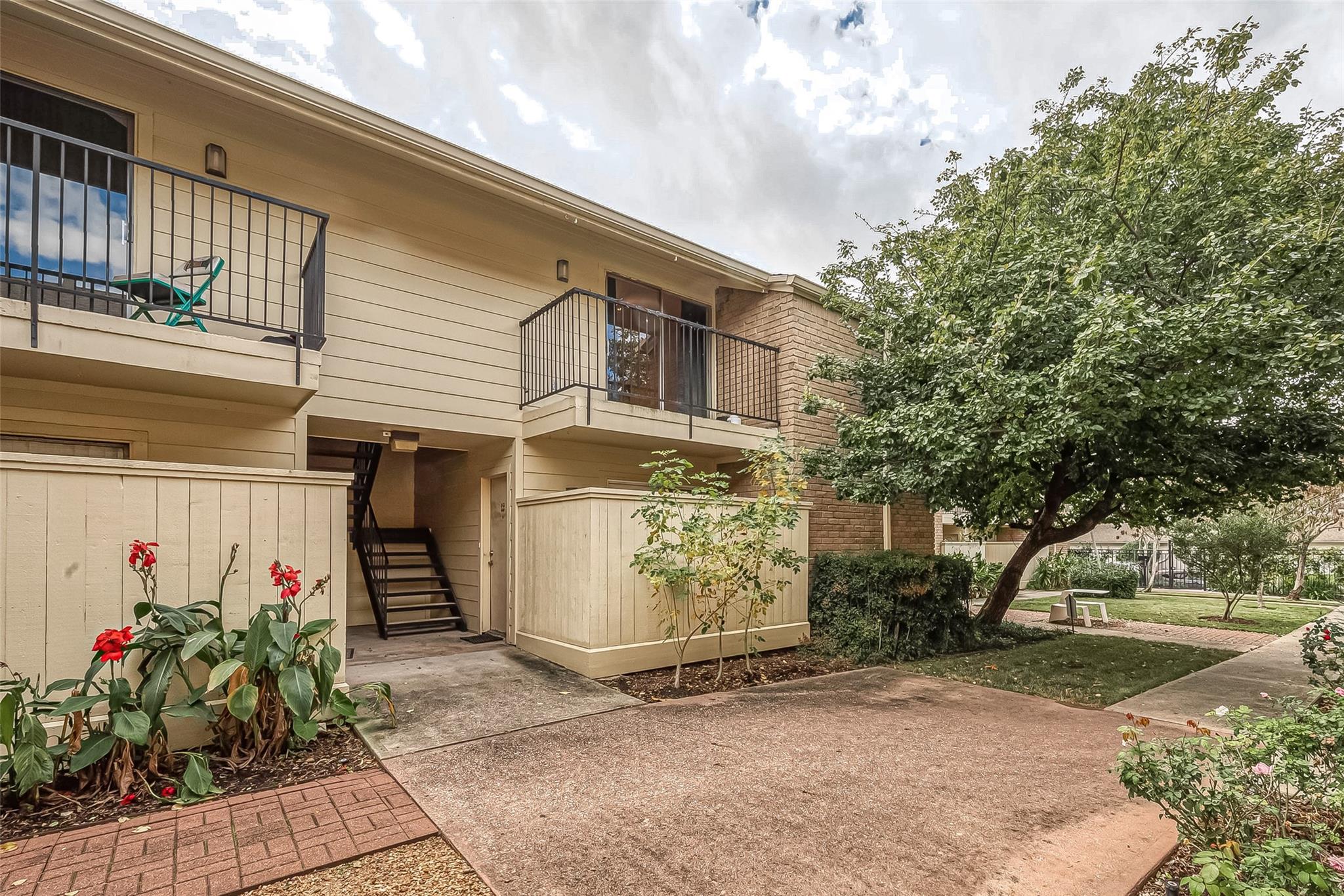 3131 Cummins Street 54