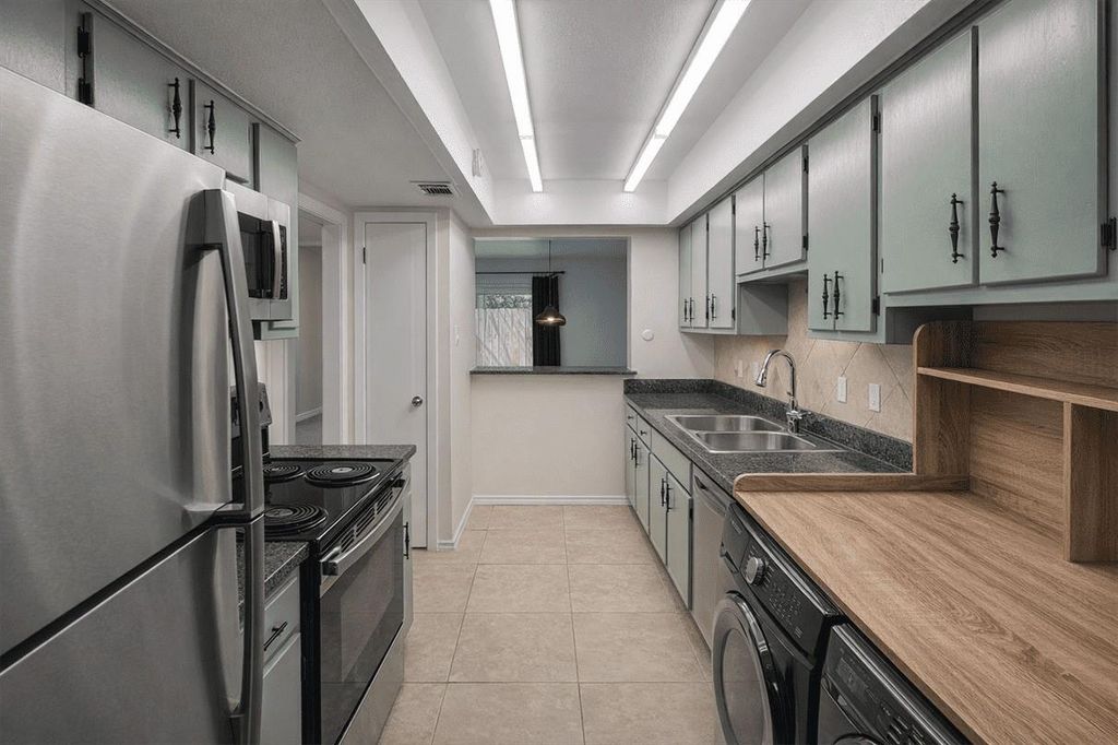 Photo of 7827 Leonora St St #5, Houston, TX 77061 (MLS # 76109248)