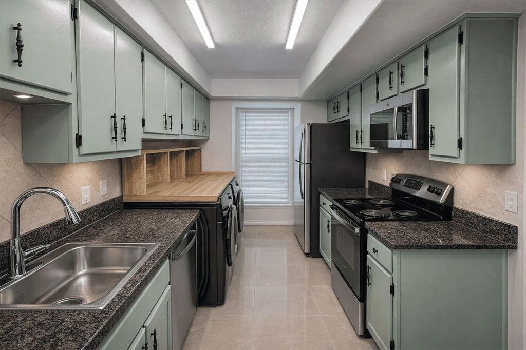 Photo of 7827 Leonora St St #5, Houston, TX 77061 (MLS # 76109248)