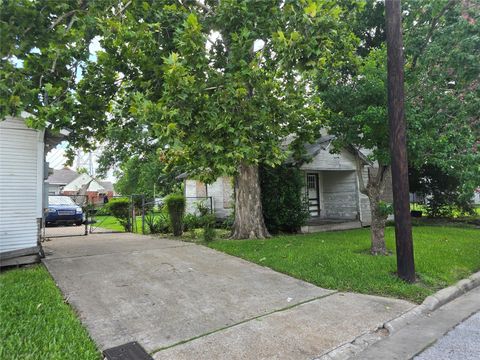 Photo of 1601 Malvern Street, Houston, TX 77009 (MLS # 68832747)