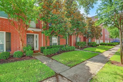 Photo of 934 E Heights Hollow Lane, Houston, TX 77007 (MLS # 98834384)