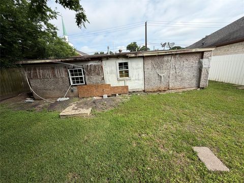 Homes For Sale - 310 Georgia Street<br/> Harris County, Houston, TX 77587