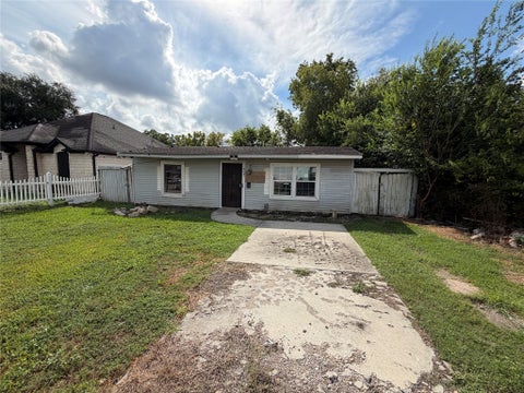 Homes For Sale - 310 Georgia Street<br/> Houston, TX 77587