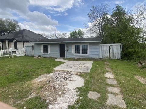 Photo of 310 Georgia Street, Houston, TX 77587 (MLS # 22348173)