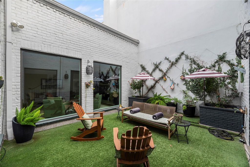 Photo of 987 S Post Oak Lane, Houston, TX 77056 (MLS # 10793497)