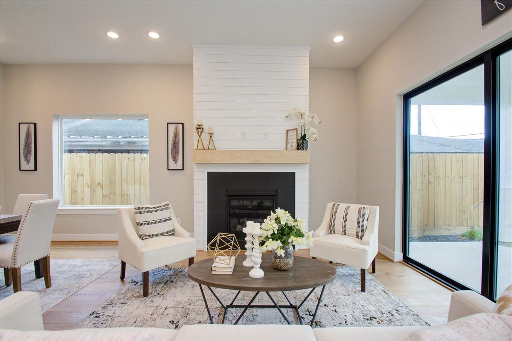 Photo of 110 E 28th Street, Houston, TX 77008 (MLS # 84773724)