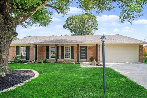 Photo of 5443 Redstart Street, Houston, TX 77096 (MLS # 52890403)