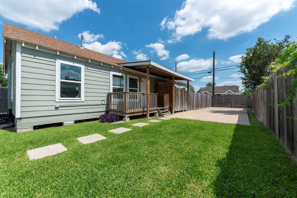 Photo of 1121 Panama Street, Houston, TX 77009 (MLS # 85474452)